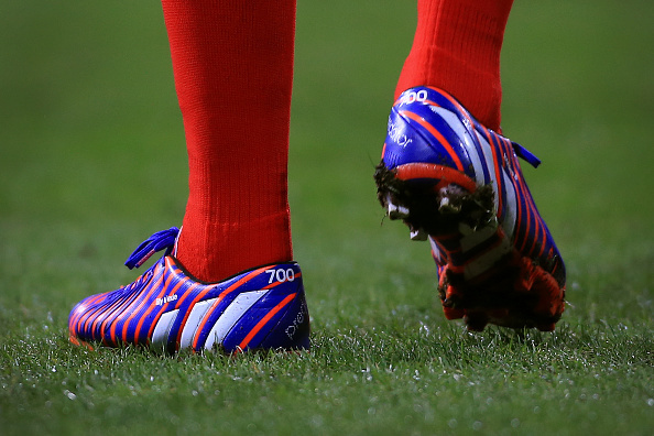 包含博尔顿小胜斯托克城，重新点燃保级希望的词条